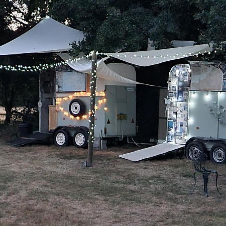 קרואולי Glamping In Style, Prospector Tent מראה חיצוני תמונה