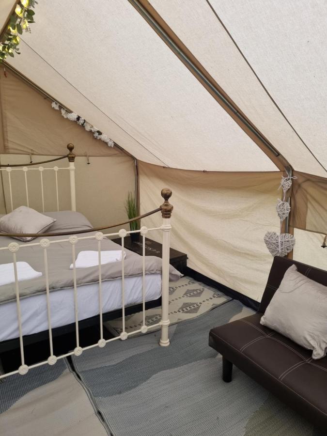 קרואולי Glamping In Style, Prospector Tent מראה חיצוני תמונה